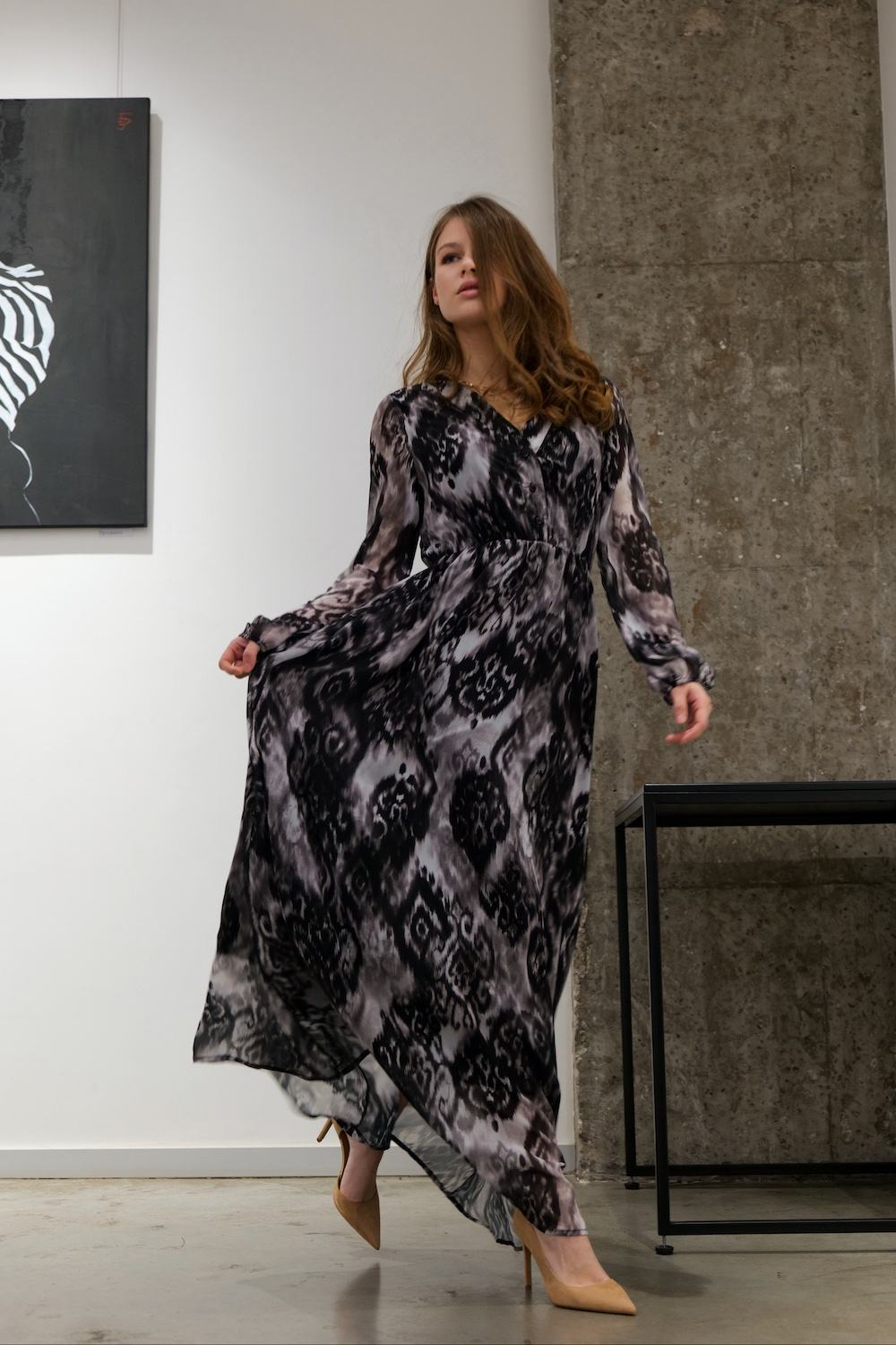 Довга сукня з абстрактним малюнком з В-подібним вирізом італійського бренду Dixie 