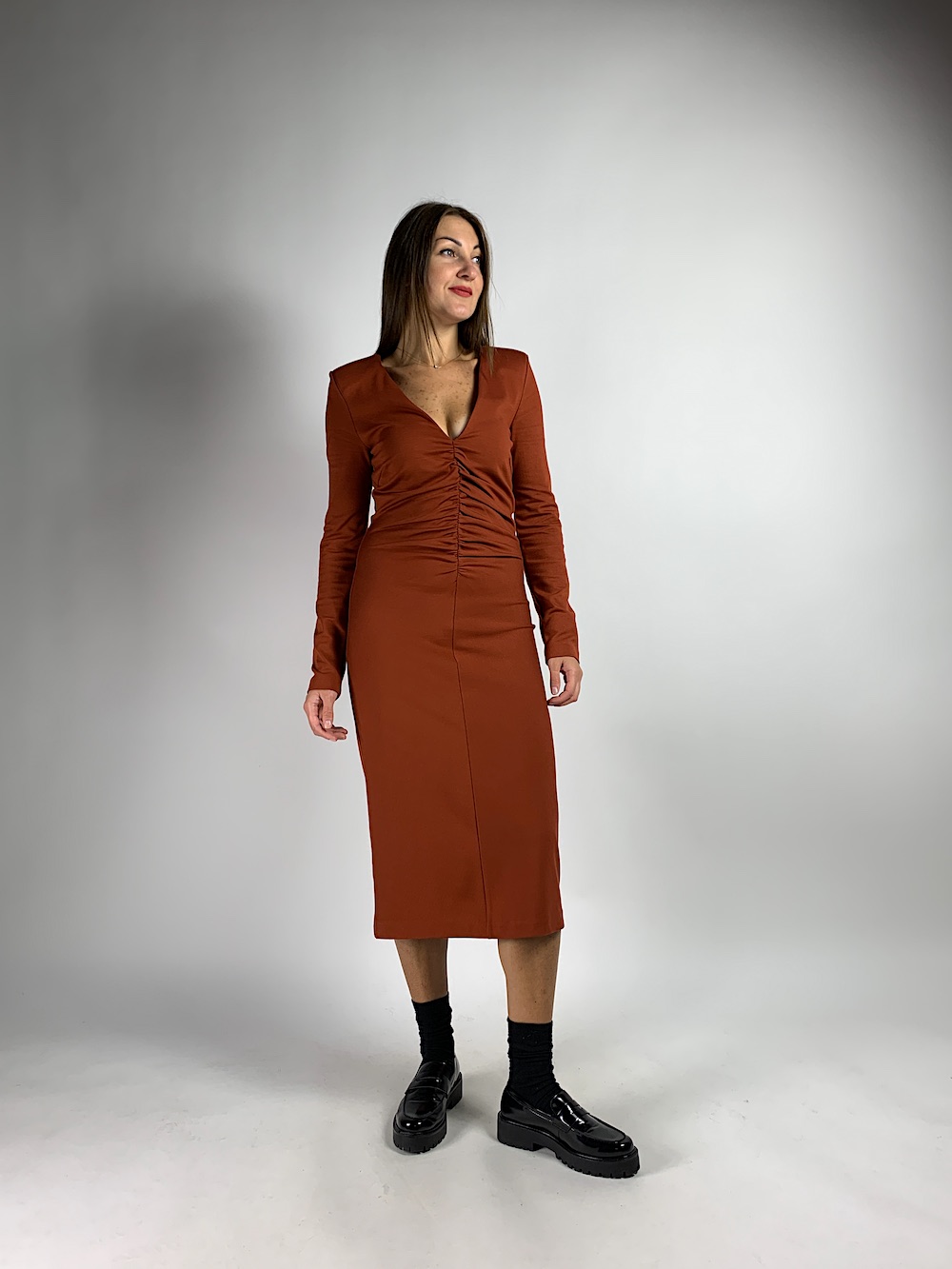 Теракотова сукня з в-подібним вирізом італійського бренду Vicolo