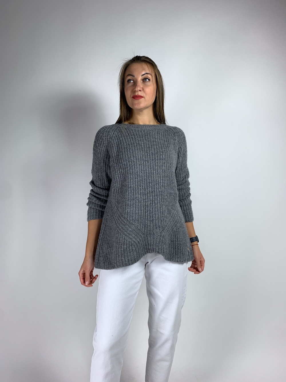 Сірий светр з шерстю  лани з круглим вирізом італійського бренду Motel