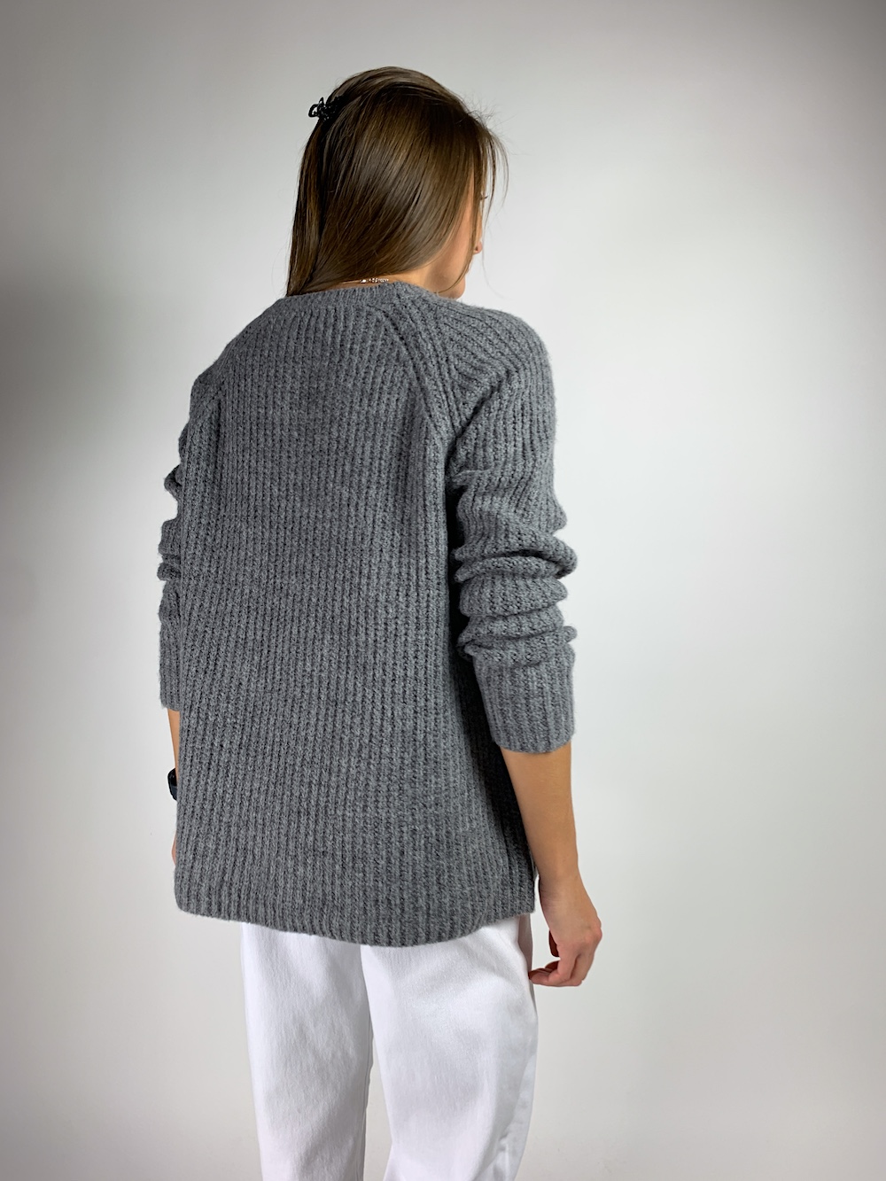Сірий светр з шерстю  лани з круглим вирізом італійського бренду Motel