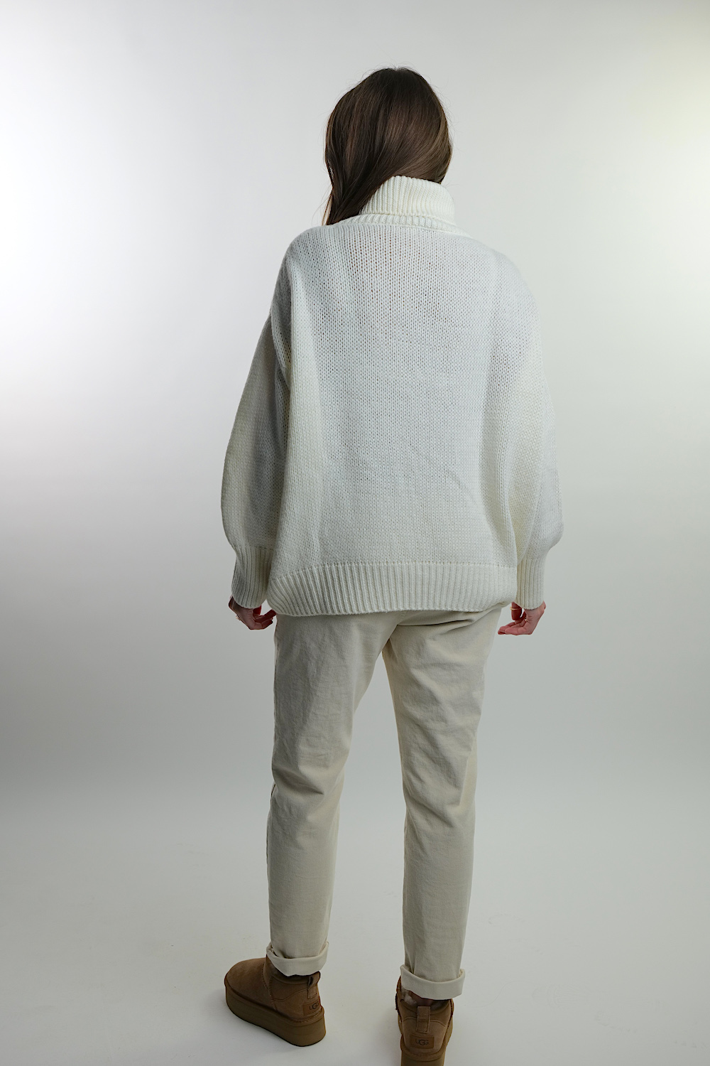 Білий светр з вовною під горло італійського бренду Joleen