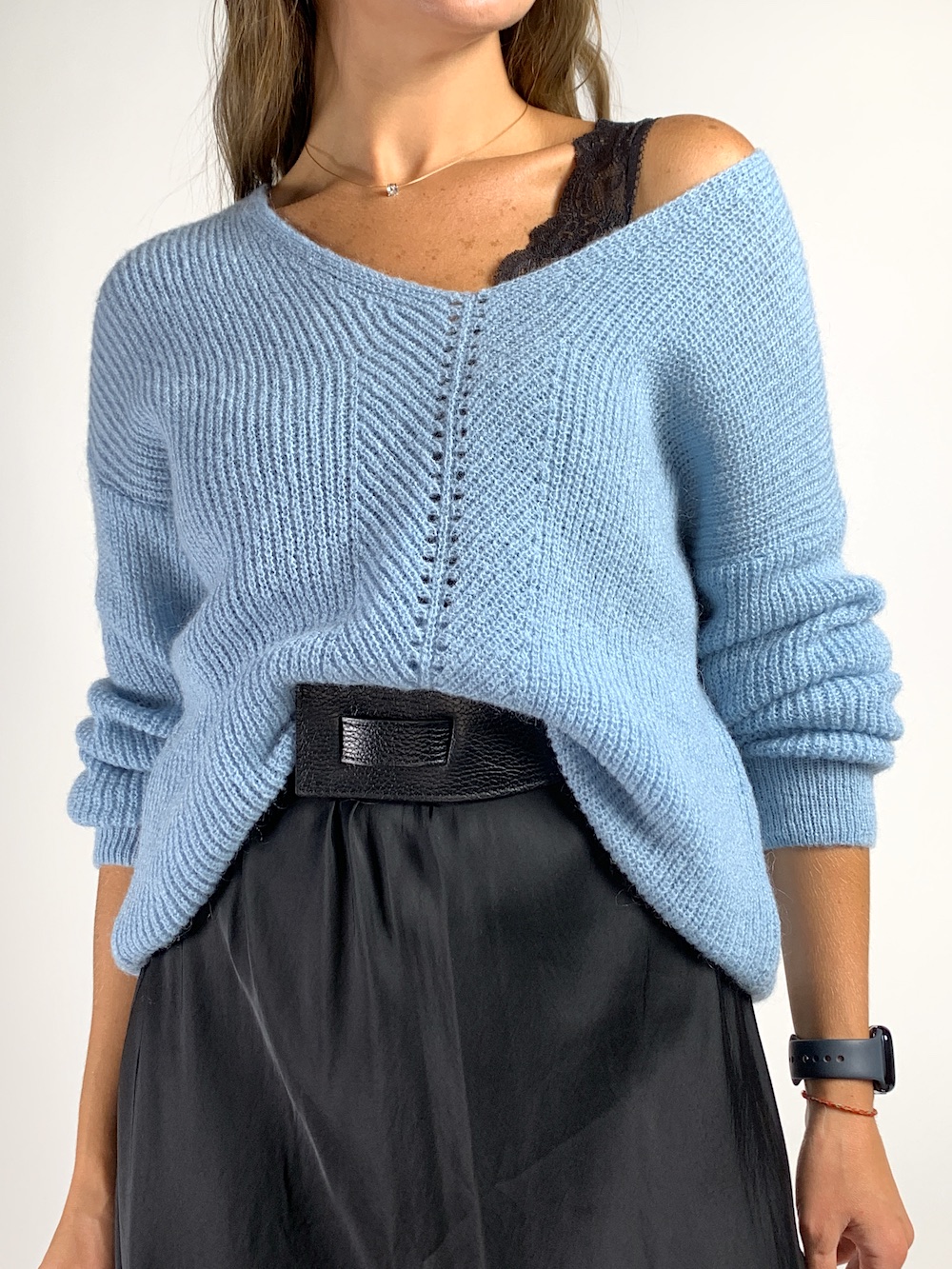 Мохеровий светр з В-подібним вирізом блакитного кольору Motel
