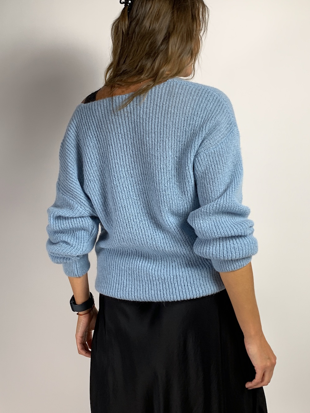 Мохеровий светр з В-подібним вирізом блакитного кольору Motel