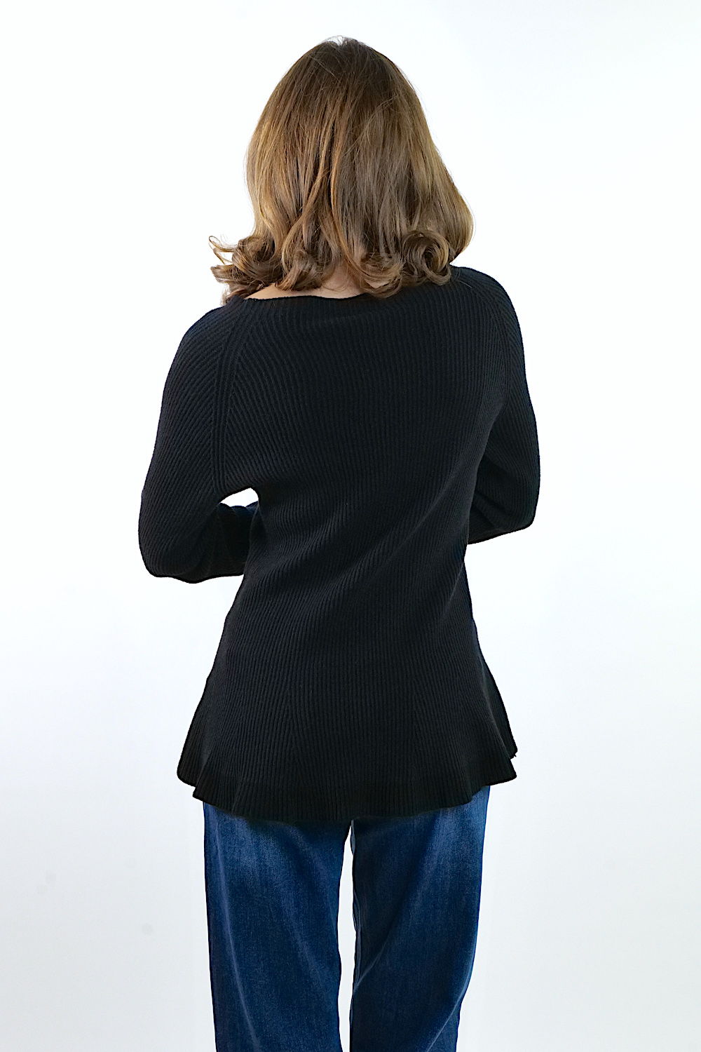 Чорний светр з круглим вирізом з ангорою італійського бренду Vicolo
