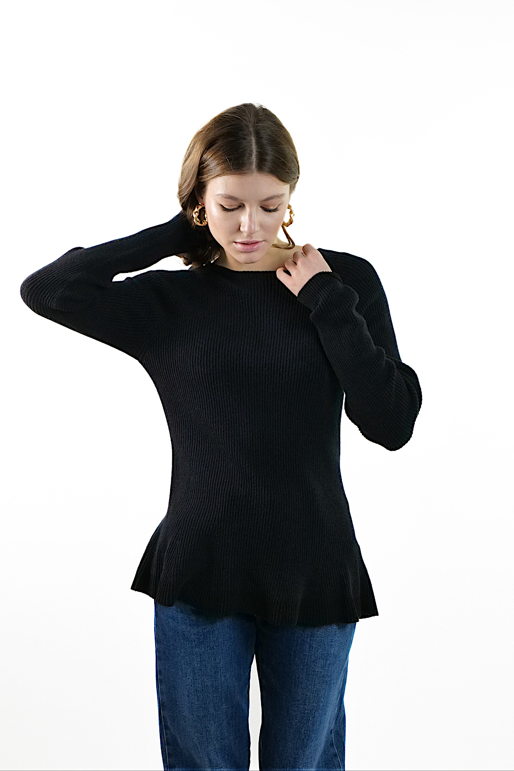 Чорний светр з круглим вирізом з ангорою італійського бренду Vicolo